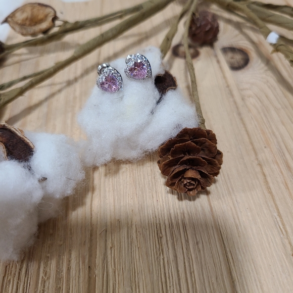 💗💗NEW💗💗 PRETTY!! BARBIE  PINK AND WHITE Heart CZ Studs💗💗 - Picture 9 of 16